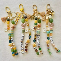Porte-clés artisanal avec nom céleste, breloque de sac perlée noir et or, porte-clés personnalisé avec pompon et breloques lune et étoile, cadeau sur mesure