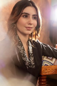 Conjunto de Kurta Negro Elegante para Mujer con Bordado Elegante y Dupatta Floral al por Mayor - Product Image 4