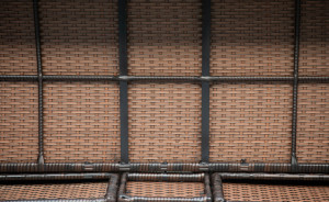 Banc de jardin moderne 2 places canapé avec table en verre trempé acier marron extérieur/chambre/villa banc de patio fabriqué au Vietnam - Product Image 5