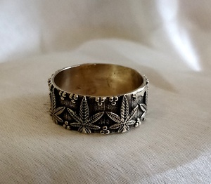 Anillo de banda gruesa en metal de latón para hombre y mujer en ropa de fiesta informal - Product Image 3