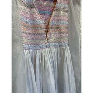 Utsav 25, 100% Algodón, Cintura Natural, Cuello en V, Silueta en A, Bordado a Mano, Ropa Casual Blanca - Product Image 1
