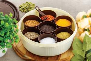 Caja Redonda para Especias ProSpice, Organizador de Especias de Plástico con 7 Compartimentos, Cuchara y Tapa con Cierre - Marrón - Product Image 3