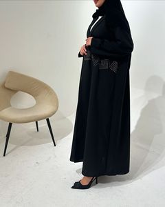 Vente en gros de robes Abaya sur mesure de luxe en satin à manches longues, anti-rides, faites à la main, pour femmes, taille XS, coupe petite, style traditionnel musulman de Dubaï - Product Image 4
