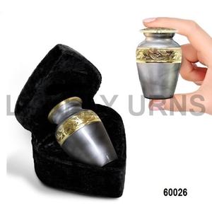 โกศกำลังสูญเสียร่างกายขนาดเล็ก รูปหัวใจกำมะหยี่ สำหรับใส่เถ้ากระดูกมนุษย์  ตัวโกศทำจากทองเหลืองสลักลายด้วยมือ  ของที่ระลึกสำหรับการเผาศพ- สำหรับคุณแม่ คุณพ่อ เด็ก หรือคนสำคัญ - Product Image 1