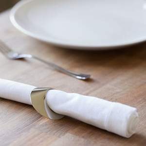 Servilletero Minimalista de Latón Pulido, Diseño Ovalado Escultural Ancho y Trenzado, Porta Servilletas de Metal para una Mesa de Comedor Elegante y de Lujo - Product Image 4