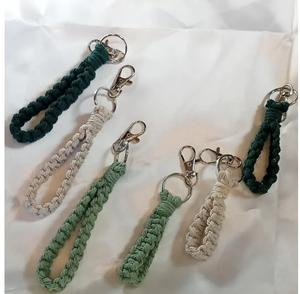 Llavero de macramé hecho a mano algodón trenzado estilo bohemio varios colores - Product Image 2