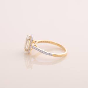 Anillo de oro amarillo, blanco y rosa de 18 quilates con halo de diamantes amarillos de corte esmeralda de 1.5 quilates y tallo dividido - Product Image 2