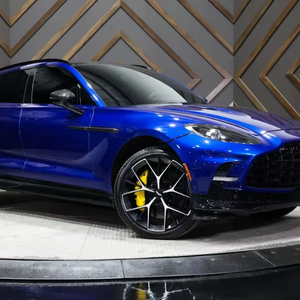 SD7VUJDW7STV11527 2025 รถเอสยูวีหรูหรา ขับเคลื่อนสี่ล้อ เครื่องยนต์ 4.0 ลิตร ทวินเทอร์โบ V8 697 แรงม้า แรงบิด 900 นิวตันเมตร ความเร็วสูงสุด 310 กม./ชม. ไมล์น้อย ของแท้จากโรงงาน รับประกัน 3 ปี - Product Image 1