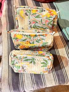 Sac de taille sur mesure en sacs à provisions matelassés Kantha imprimés de fleurs brodés à la main fabriqués à partir de tissus imprimés en blocs de coton. - Product Image 3
