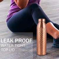 Bouteille en cuivre à double paroi écologique et réutilisable de 1000 ml, avec couvercle, design martelé, pour boire directement, construction en cuivre pur, inspirée de l'ayurveda