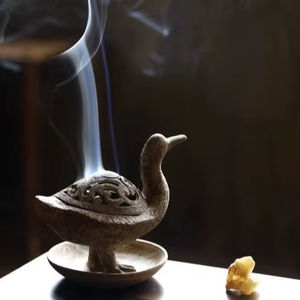 Brûleur d'encens décoratif en laiton avec finition distincte, parfait pour les salles de bains familiales, les villas, les hôtels et les appartements religieux - Product Image 1