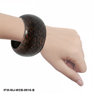 Bracelet manchette en bois de coco massif et incurvé, brun foncé moucheté, cadeau pour elle - Product Image 3