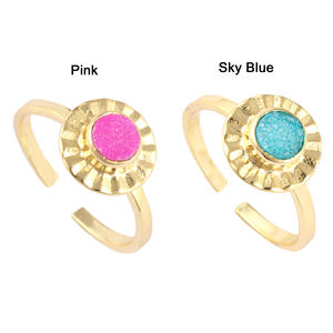 Anneau druzy rond simple paillettes naturelles sucre rose druzy anneau empilable laiton plaqué or texture martelée anneaux de réglage de pince - Product Image 3