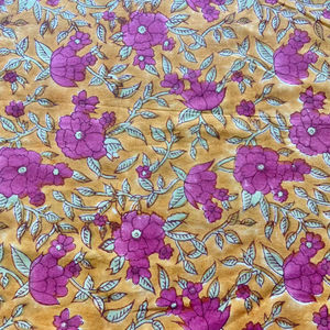 Tela de Algodón Estampada a Mano con Diseño Floral Amarillo Mostaza y Morado, Diseño Tradicional Indio - Product Image 4