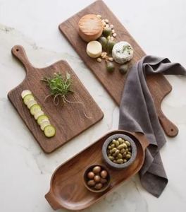 Planche à découper en bois poli tendance avec une touche contemporaine assurant un ajout propre et élégant aux espaces de cuisine - Product Image 1