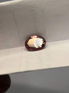 พลอยเพทายสีชมพูธรรมชาติทรงรีเหลี่ยมเพชรพลอย  มีเอฟเฟกต์สีรุ้ง  นำเข้าจากแทนซาเนีย สำหรับทำเครื่องประดับ - Product Image 3