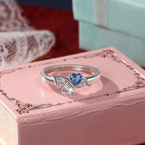 Anillo de Promesa Jeulia con Dos Corazones, Chapado en Oro Rosa, Personalizado - Product Image 4
