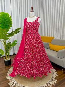 Salwar Kameez de fête/festif/de cérémonie, en tissu doux en faux georgette, à col rond, sans manches, avec motif brodé, design tendance - Product Image 4