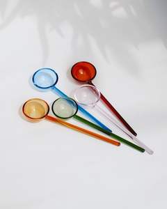 Cuchara de resina adecuada para accesorios de cocina modernos, cuchara de resina para servir y mezclar alimentos, cuchara de resina hecha a mano con un diseño único. - Product Image 2