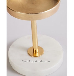 Bougeoir de pilier doré en métal de conception élégante avec la base ronde de marbre pour la décoration de table de maison et de mariage - Product Image 3
