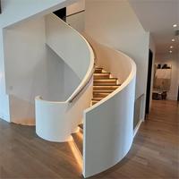 Marches et contremarches d'escalier sculptées de luxe pour villa, design de mode, blanc avec motif en bois, pour intérieur