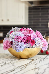 Bol à fleurs en or finition artisanale, design martelé - Product Image 3