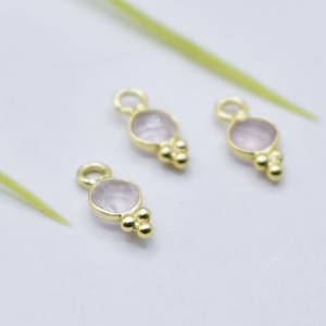 Colgante de Cuarzo Rosa Natural, Piedra de Nacimiento, Engaste de Bisel Redondo Facetado, Pequeño Amuleto Hecho a Mano, Chapado en Oro, Regalo - Product Image 2