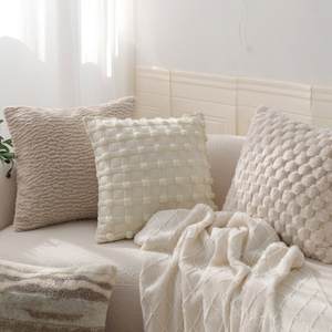 Almohada Decorativa Moderna de la Colección Serenity, con Diseño Acolchado y Rayas, Paquete Individual - Product Image 6