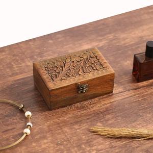 Boîte à bijoux en bois rustique avec des détails artisanaux authentiques adaptés aux intérieurs traditionnels modernes et classiques - Product Image 3