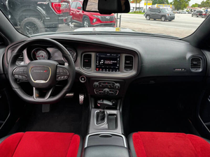 Berline sport haute performance 2023 bien utilisée équipée d'une transmission automatique à moteur V8 de 6.4 litres et d'une propulsion arrière - Product Image 2