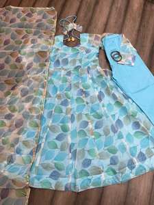 Costume en organza traditionnel de créateur indien avec pantalon Kurta à manches longues et impression d'aluminium élégante Dupatta pour les occasions de fêtes - Product Image 2