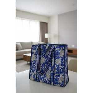 Bolso Tote Grande Azul Rey con Diseño Floral Blanco, Hecho a Mano, con Asa Superior, Sin Cremallera, Ecológico, para Uso Diario - Product Image 1