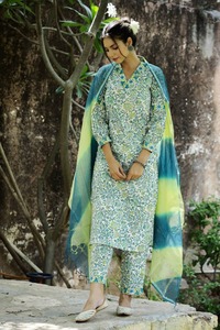 Conjunto Kurti con estampado de algodón flameado Floral elegante para mujer con parte inferior y Dupatta al por mayor para fiestas de invierno festivas informales - Product Image 3