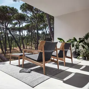 Anjana Modern Teak Lounge Sessel mit gewebten Trägern und Polsterung.