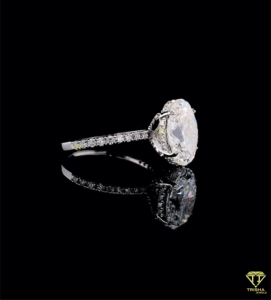 Bague solitaire ovale élégante avec un brillant VVS incolore Lab Grown diamant étincelle intemporelle parfaite pour anniversaire - Product Image 4
