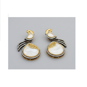 Boucles d'oreilles longues élégantes en perles de coquillage avec plaqué or pour les demoiselles d'honneur et les événements formels à prix d'exportation - Product Image 2