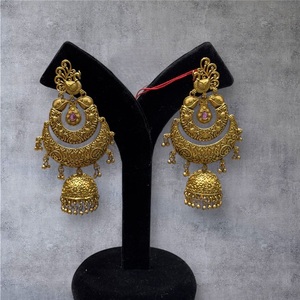 Boucles d'oreilles traditionnelles aspect or antique avec ton or Jhumkas Boucles d'oreilles Polki traditionnelles avec perle pour les femmes Mariage de fête - Product Image 1