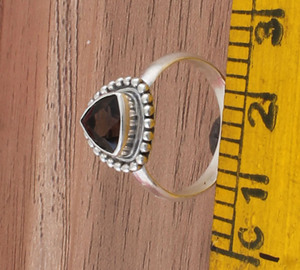 แหวนเงินแท้ 925 ประดับพลอยสโมคกี้ควอตซ์ธรรมชาติ งานแฮนด์เมดสไตล์วินเทจโบโฮ เหมาะสำหรับทั้งชายและหญิง ของขวัญสำหรับงานแต่งงานหรืองานปาร์ตี้ - Product Image 2