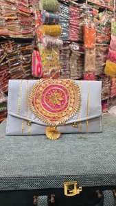 Sac à main pour femmes, design moderne, idéal pour les occasions spéciales, sac à main pour femmes, broderie indienne, sac à main en résine pour femmes - Product Image 3