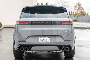 Range Rover Sport P635 SV Edition 2025 d'occasion en excellent état ~1 600 milles 300-400 ch Moteur diesel atmosphérique Transmission intégrale Faible kilométrage - Product Image 5