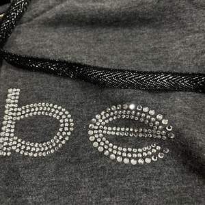 ผู้ผลิตเสื้อฮู้ดดี้แบบมีหมุดโลหะสำหรับฤดูหนาว คุณภาพสูง ผ้าฝ้าย 100% เนื้อหนา เป็นมิตรกับสิ่งแวดล้อม ทรงโอเวอร์ไซส์ ดีไซน์หมุดโลหะ - Product Image 6