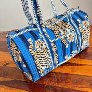 Sac de voyage en coton matelassé imprimé à la main Blue Tiger, sac de week-end de luxe pour filles et garçons, voyage d'une nuit, poches latérales, écologique - Product Image 2