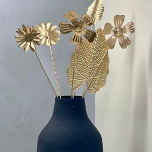 Vase en métal r avec pot de fleurs artisanal au design gaufré pour la décoration de la maison moderne accent de table de mariage et d'événement - Product Image 1