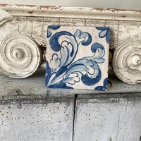 Carreaux en céramique portugaise rétro faits à la main, tons rouge et bleu avec des motifs géométriques linéaires pour la décoration intérieure de salle de bain