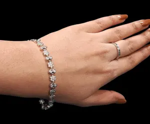 Elegant Design Sprankelende Sieraden Verzilverde Bloemvormige Zirkoon Armband Voor Vrouwen Gebruik Verkrijgbaar Tegen Groothandelsprijs