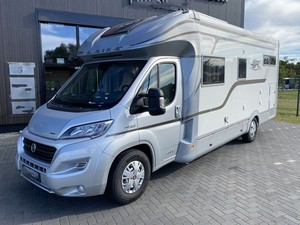 Camping-car de luxe pour voyages en famille, bleu foncé, toit moyen en aluminium allemand, capacité de charge 3500 kg, 4-6 personnes, très propre - Product Image 4