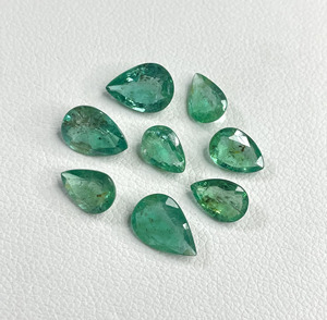 Émeraude zambienne 100% naturelle, taille poire, couleur verte, tailles variées, qualité supérieure, pierre précieuse en vrac pour la fabrication de bijoux au meilleur prix - Product Image 1