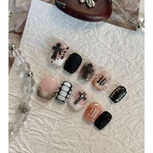 Relicario de Obsidiana para Uñas Postizas: Accesorio de Arte de Uñas Único y Elegante - Product Image 3