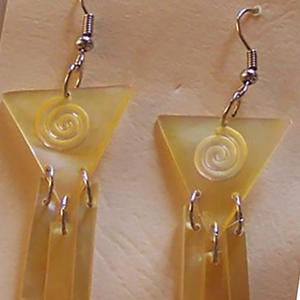 Pendientes de Concha Amarilla con Motivo de Pirámide Amarilla, Pendientes Colgantes de Acero Inoxidable - Product Image 3