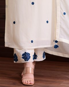 Ensemble Kurta en rayonne blanche brodée, manches trois quarts, pantalon, dupatta en chanderi, stock en gros - Product Image 3